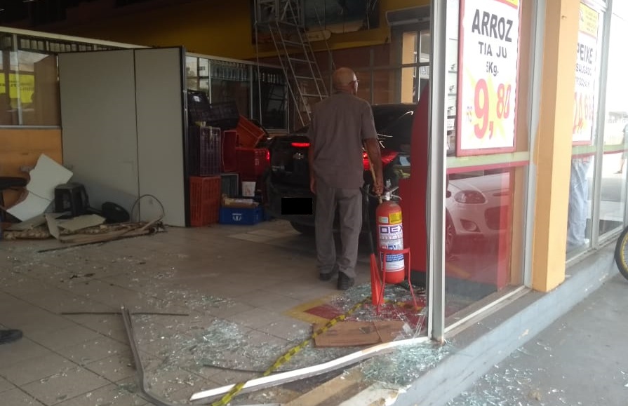 Veículo sendo retirado do supermercado. (Foto: Norte Notícia)