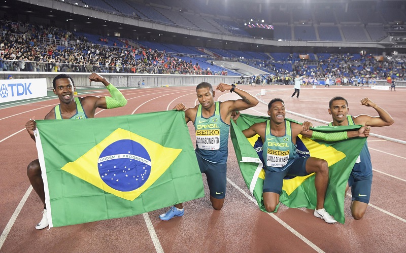Jorge Vides, Rodrigo Nascimento, Paulo André Camilo e Derick Silva comemoram a vitória brasileira no revezamento 4x100m (Foto: Kyodo/REUTERS)