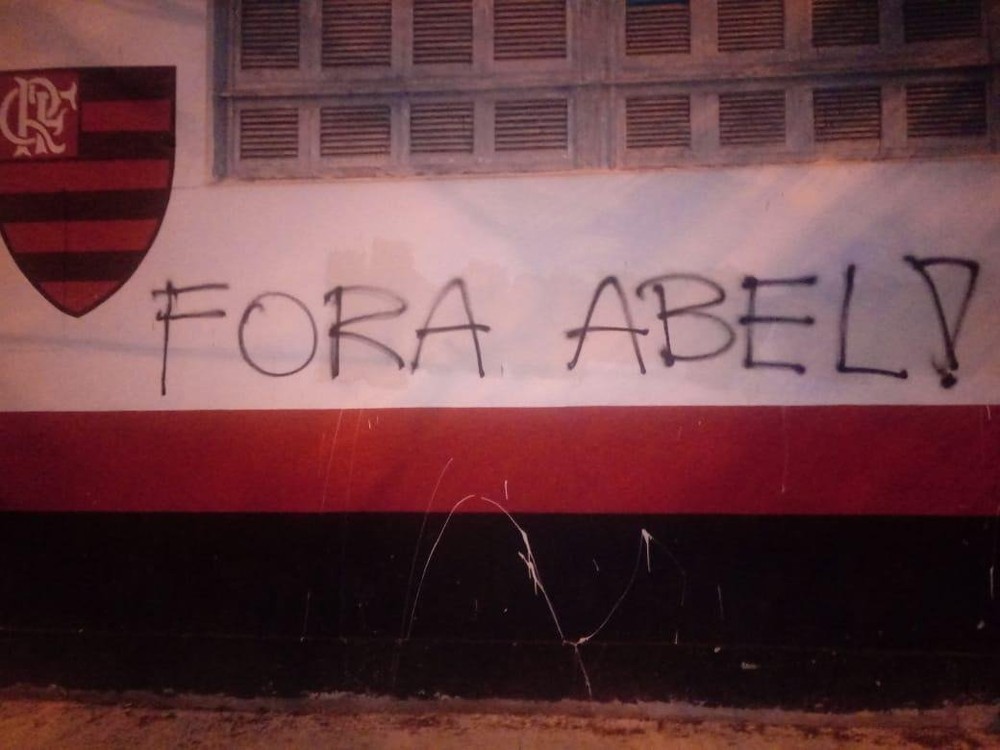 Muro pichado na madrugada de segunda-feira (Foto: Reprodução)
