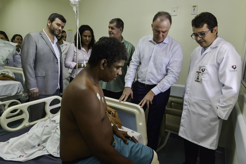 Governador fez uma visita ao Hospital Evangélico e acompanhou o caso de pacientes (Foto: Hélio Filho/Secom)