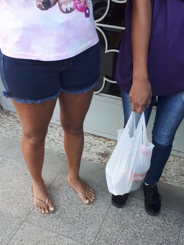 Adolescente foi até a delegacia acompanhada da mãe (Foto: Leone Oliveira)