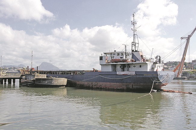 Navio ancorado em terminal, por determinação da Justiça e que está se deteriorando com o tempo (Foto: Kadidja Fernandes)