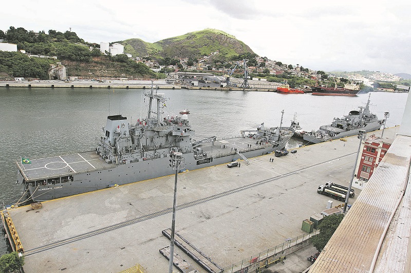 Navios da Marinha do Brasil no Porto de Vitória, no Centro: um deles está em operação há mais de 40 anos (Foto: Antônio Moreira/AT)