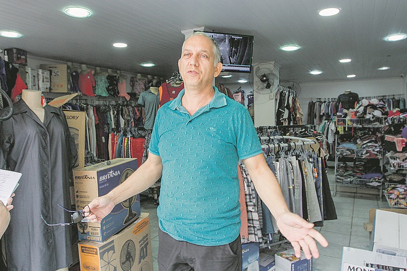 Nilson Louzada, dono de uma loja de roupas e eletrodomésticos, na Serra, já foi vítima de criminosos 10 vezes (Foto: Fábio Nunes/AT)