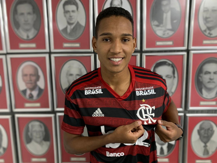 Jean Lucas assinou contrato de dois anos com o clube (Foto: Divulgação / Flamengo)