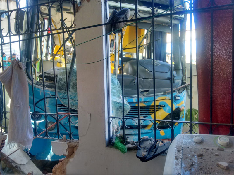 Parte da casa foi danificada pelo impacto com o ônibus (Foto: Compartilhado via WhatsApp)