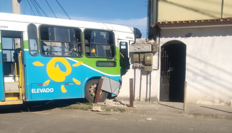 Ônibus invadiu uma casa no bairro Vista Mar (Foto: Compartilhado via WhatsApp)
