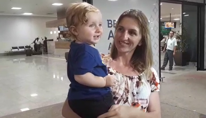 Patrícia e Ravi chegaram por volta das 18 horas em Vitória (Foto: Reprodução / Youtube)