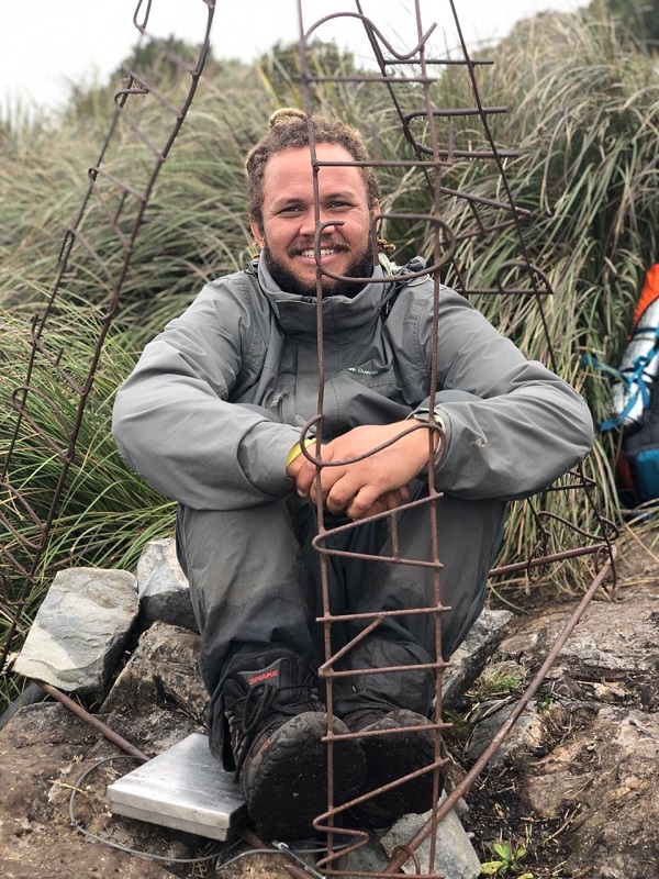 Patrick Martins Castelo, de 33 anos, em uma das trilhas que guiou (Foto: Divulgação/Arquivo Pessoal)