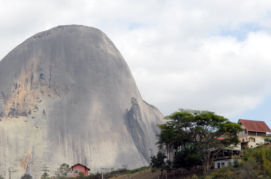 Pedra Azul: Muitas pessoas têm aproveitado as baixas temperaturas para visitar a região Serrana (Foto: Fábio Nunes/AT)