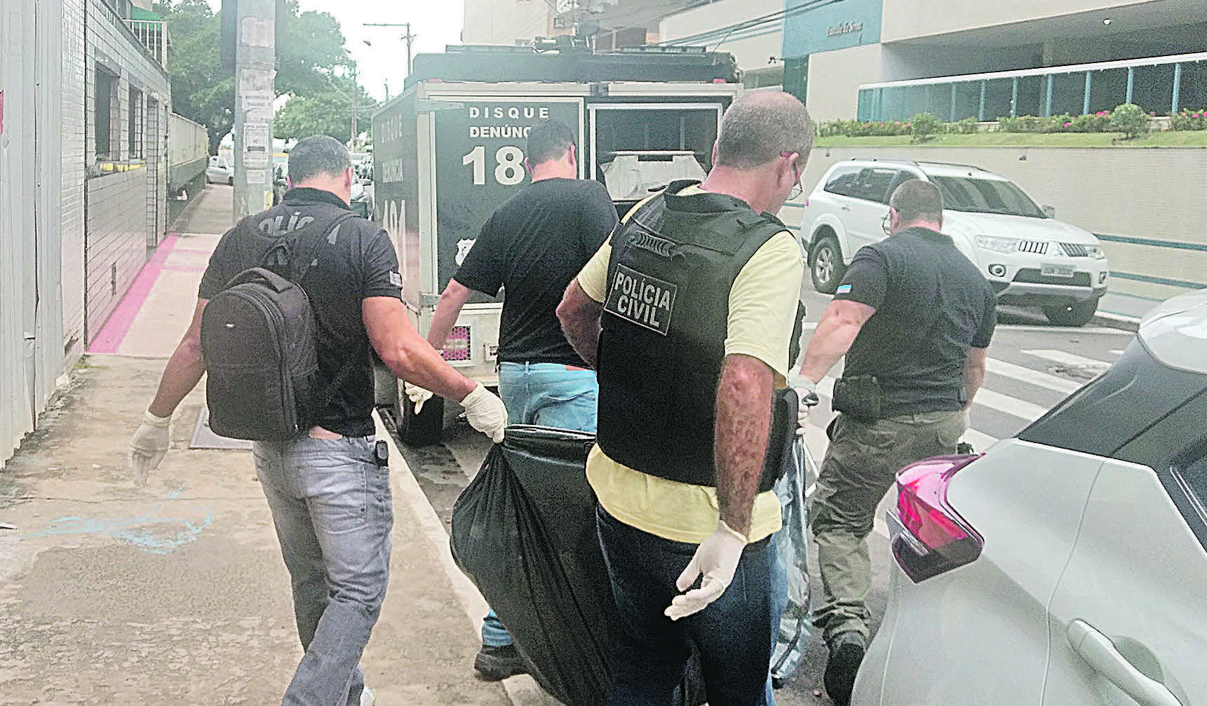 Perícia recolhe o corpo da jovem que teve o corpo concretado pelo namorado dentro da obra de uma academia na Praia da Costa, em Vila Velha. (Foto: Simony Giuberti - 10/04/2019)