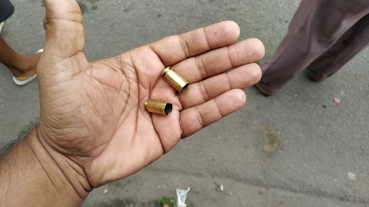 Policiais militares chegaram a efetuar tiros de advertência com a pistola (Foto: Reprodução WhatsApp)