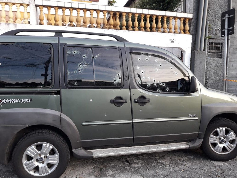 Carro do policial ficou com diversas marcas de tiros. (Foto: Divulgação/Polícia Civil)