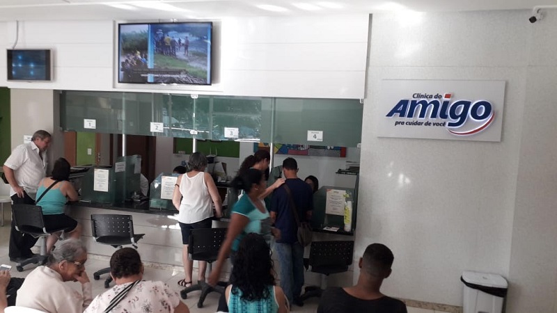 Atendimento a clientes: rapidez no agendamento das consultas está entre as vantagens da clínica. (Foto: divulgação/policlínica do amigo)