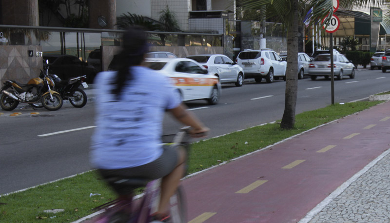 Ciclistas transitam correndo no calçadão levando riscos a pedestres (Foto: Kadidja Fernandes/AT)