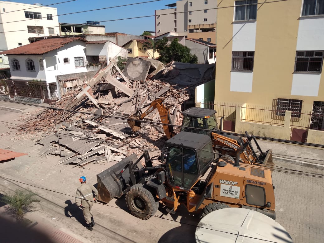 Trabalho das máquinas para retirada dos escombros (Foto: Fábio Nunes/ AT/ 24/05/19)
