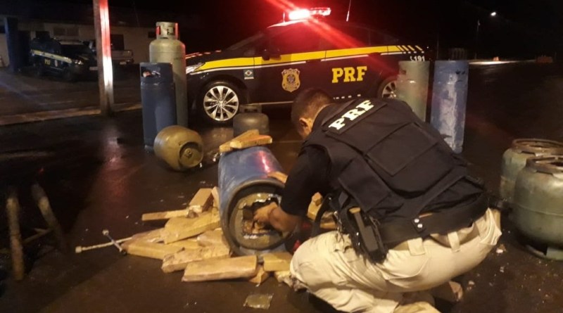Policial retira tabletes da droga, que estavam escondidos em caminhão (Foto: Divulgação / PRFMS)