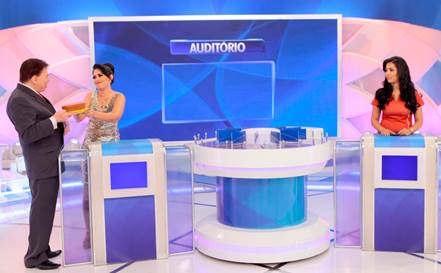 Milene presenteia Silvio com um bolo. (Foto: Lourival Ribeiro/SBT)