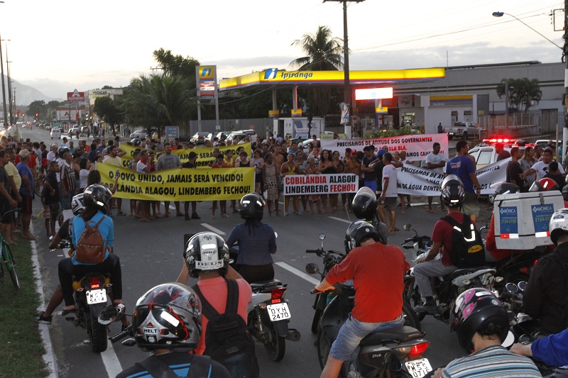 Moradores de Vila Velha fizeram dois protestos na segunda, na avenida Carlos Lindenberg, contra os alagamentos (Foto: Leone Iglesias/ AT/ 21/05/19)
