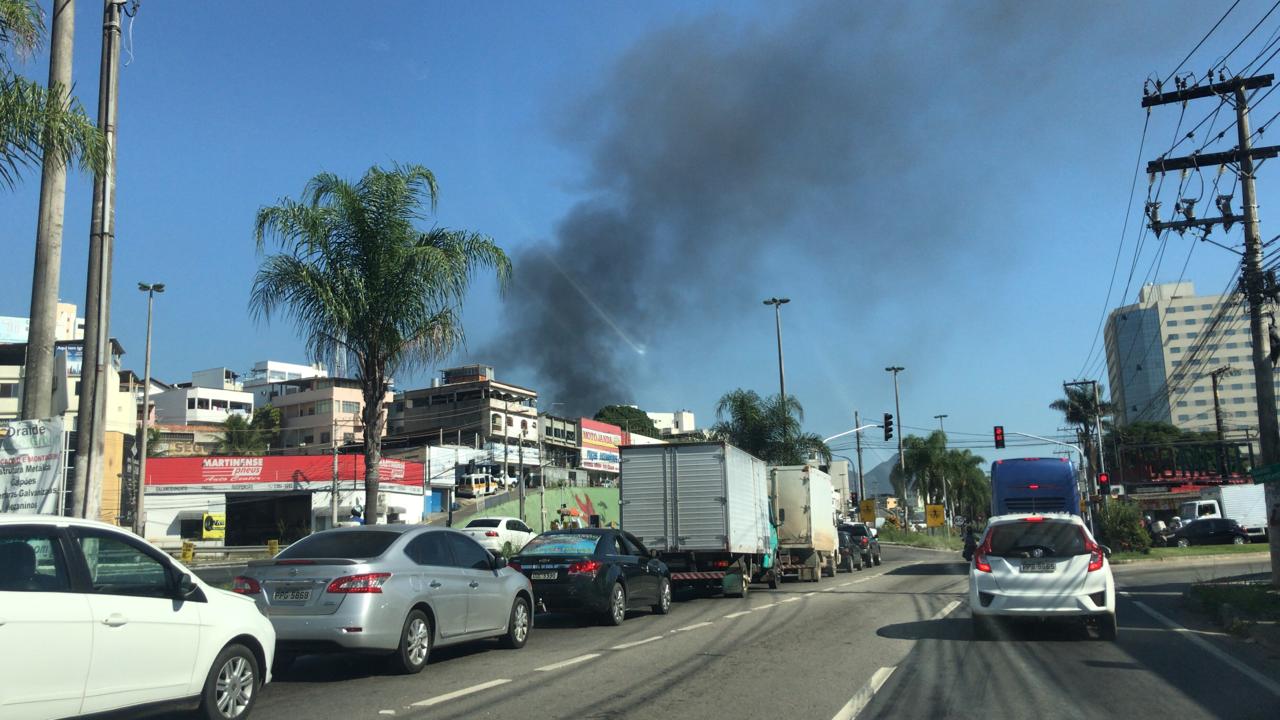 Trânsito na BR-262, em Cariacica (Foto: Vinícius Rangel/ TV Tribuna)