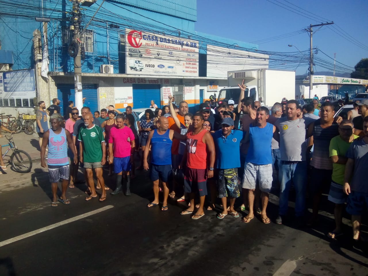 Moradores fecharam a avenida Carlos Lindemberg (Foto: Marcelo da Silva Barbosa)