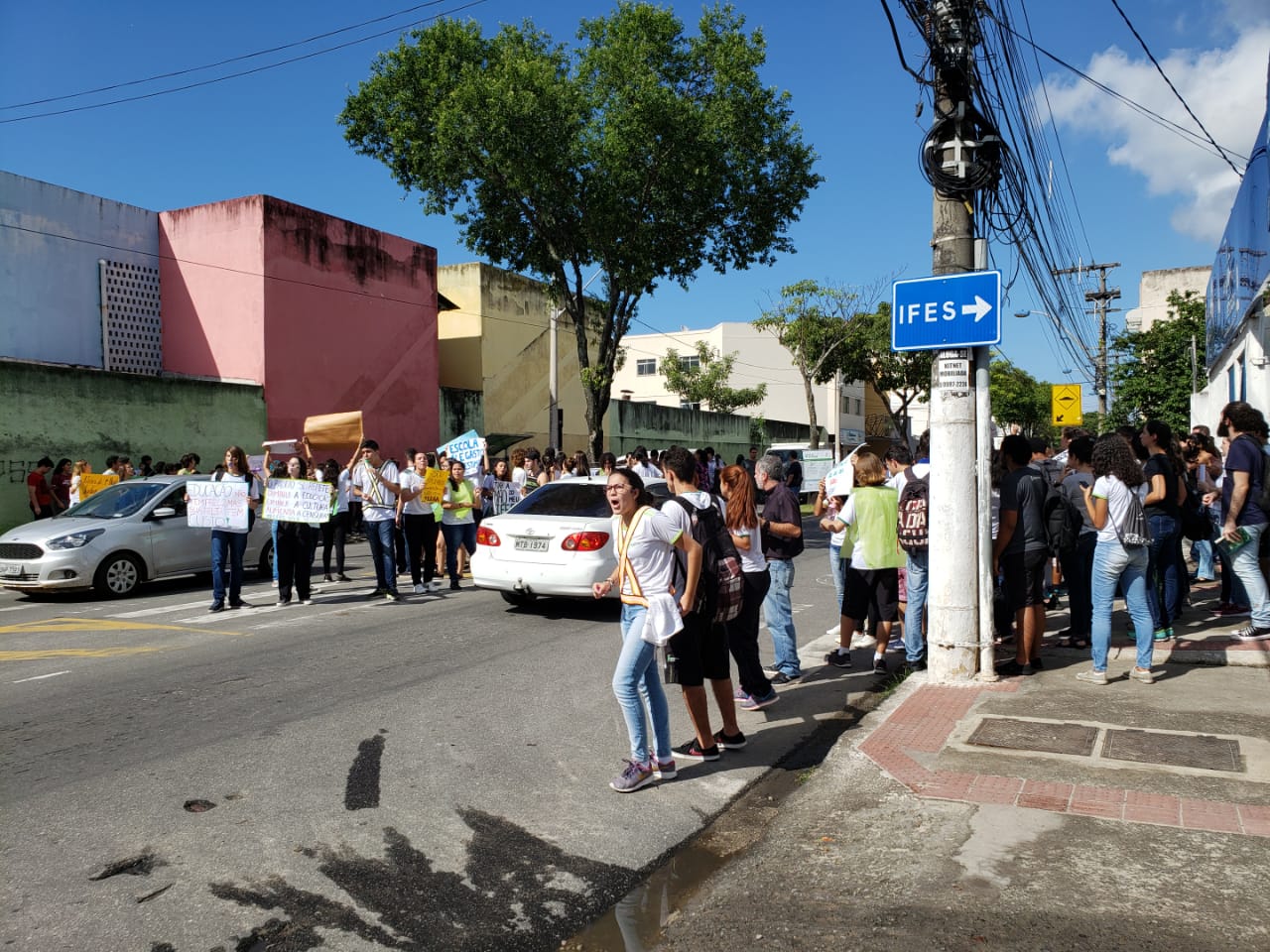 Cerca de 200 alunos e 30 servidores participam da manifestação na manhã desta quarta (15) (Foto: Foto do leitor)