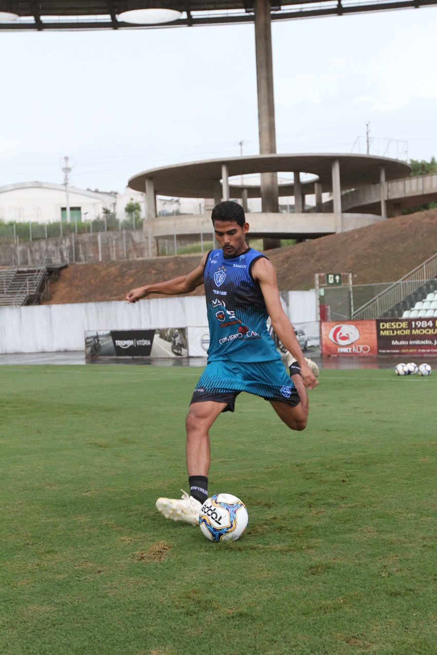Emerson durante treino do Vitória (Foto: Rodrigo Gavini)