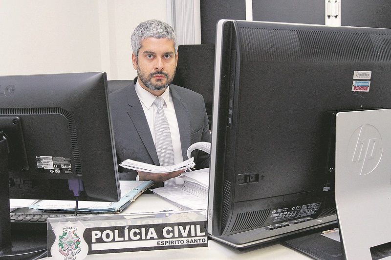 delegado Brenno Andrade disse que o psicólogo pode responder, ao fim das investigações, por três crimes (Foto: Leone Iglesias)