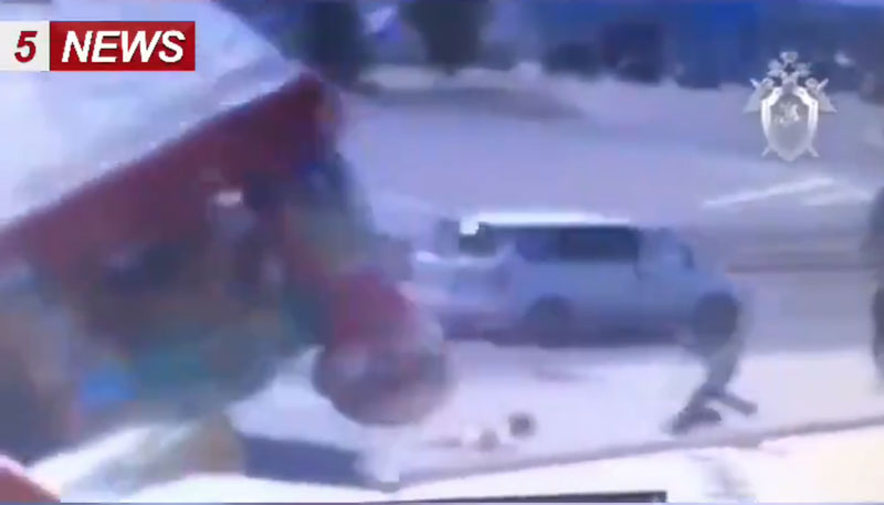 Câmera de videomonitoramento flagrou o brinquedo voando pela rua (Foto: Reprodução)