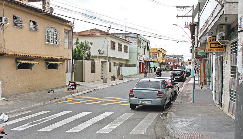 Rua São Domingos, próxima ao viaduto sobre a BR-101, na Serra-Sede (Foto: Antonio Moreira/AT)