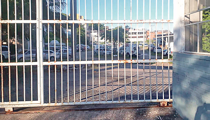 Área da Polícia Militar em Maruípe, onde veículos em desuso estavam parados em meio ao mato (Foto: Antônio Barcelos / Colaboração do Leitor)
