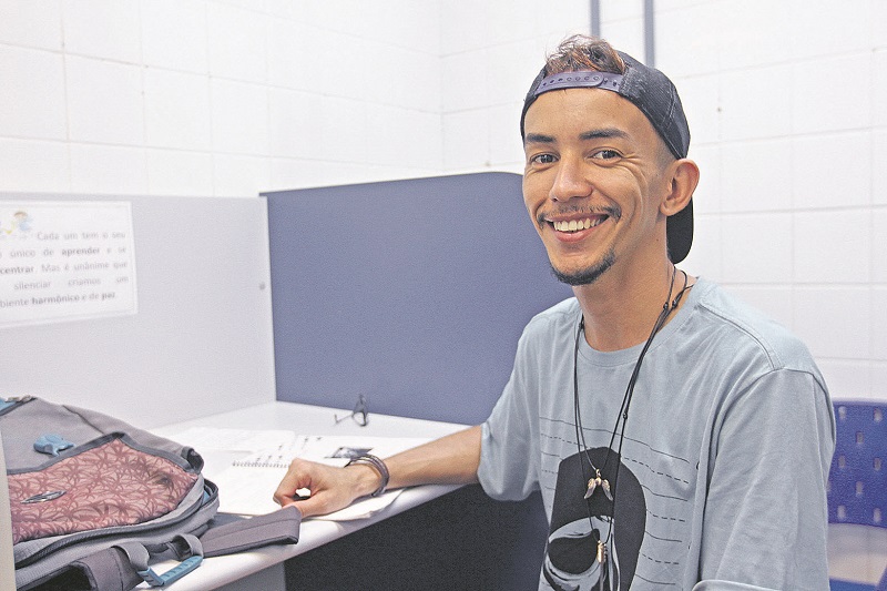 Roberto Rone Santos de Jesus quer concluir o ensino médio e estudar Gastronomia (Foto: Dayana Souza/AT)