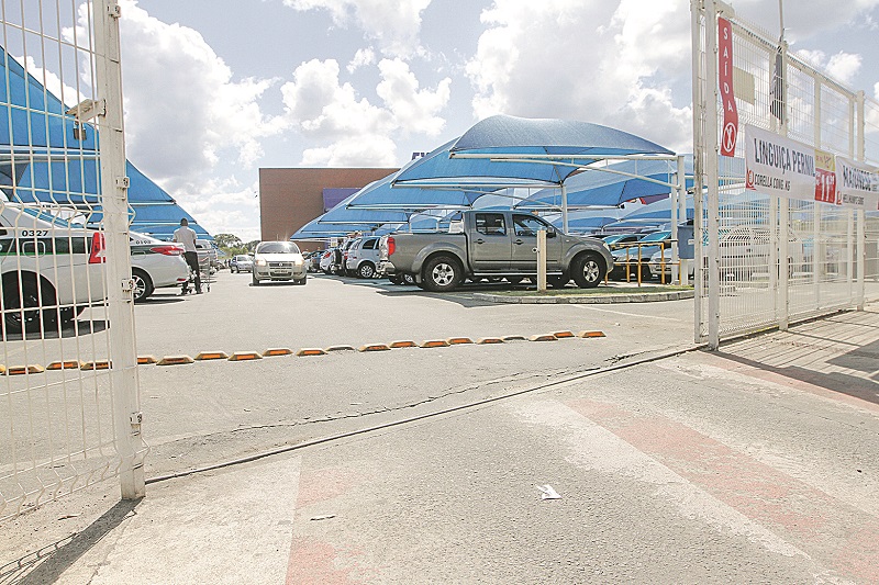 Estacionamento de um supermercado em Porto Canoa (Foto: Thiago Coutinho/ AT/ 10/05/2019)