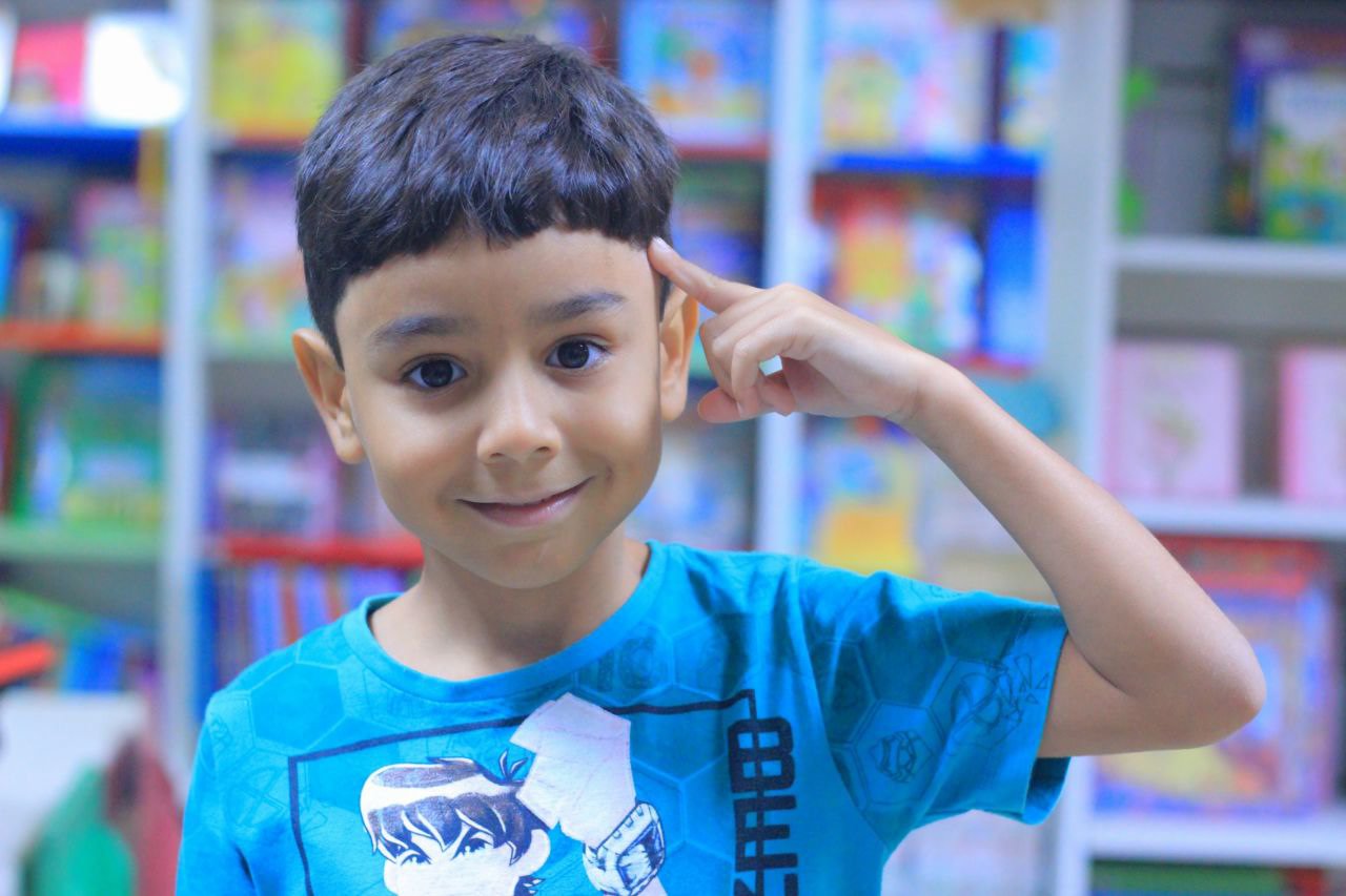 O garoto tem 7 anos e foi alfabetizado com apenas 3 (Foto: Acervo da família)