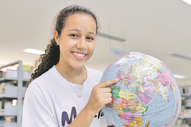 Tendo a música como tema, Sara da Rocha, 15 anos, venceu etapa nacional de concurso e pode viajar à Suíça, se vencer a mundial (Foto: Kadidja Fernandes/AT)