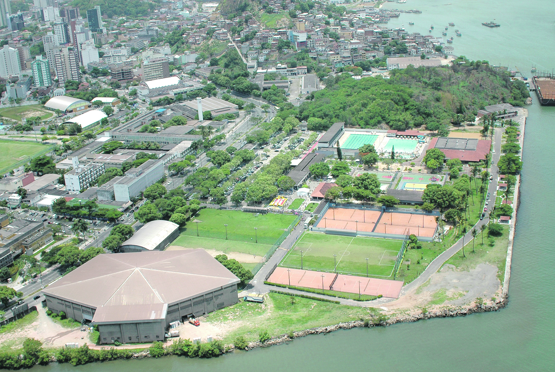 Sede do Álvares Cabral, com ginário no canto esquerdo inferior: arquibancadas serão adaptadas para aulas (Foto: Antônio Carlos Cessa Neto)