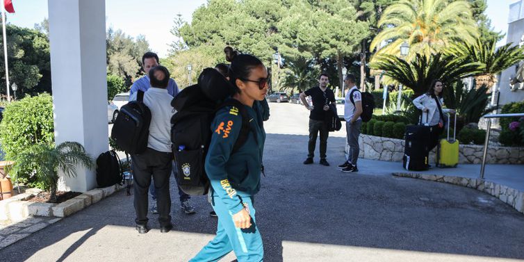 Marta chega ao hotel, onde a seleção feminina ficará hospedada na cidade de Portimão, em Portugal (Foto: Divulgação/ CBF)