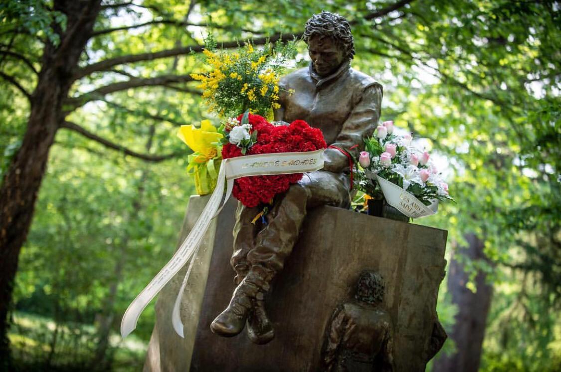 Estátua de Senna em Ímola (Foto: Divulgação/Autódromo de Ímola)