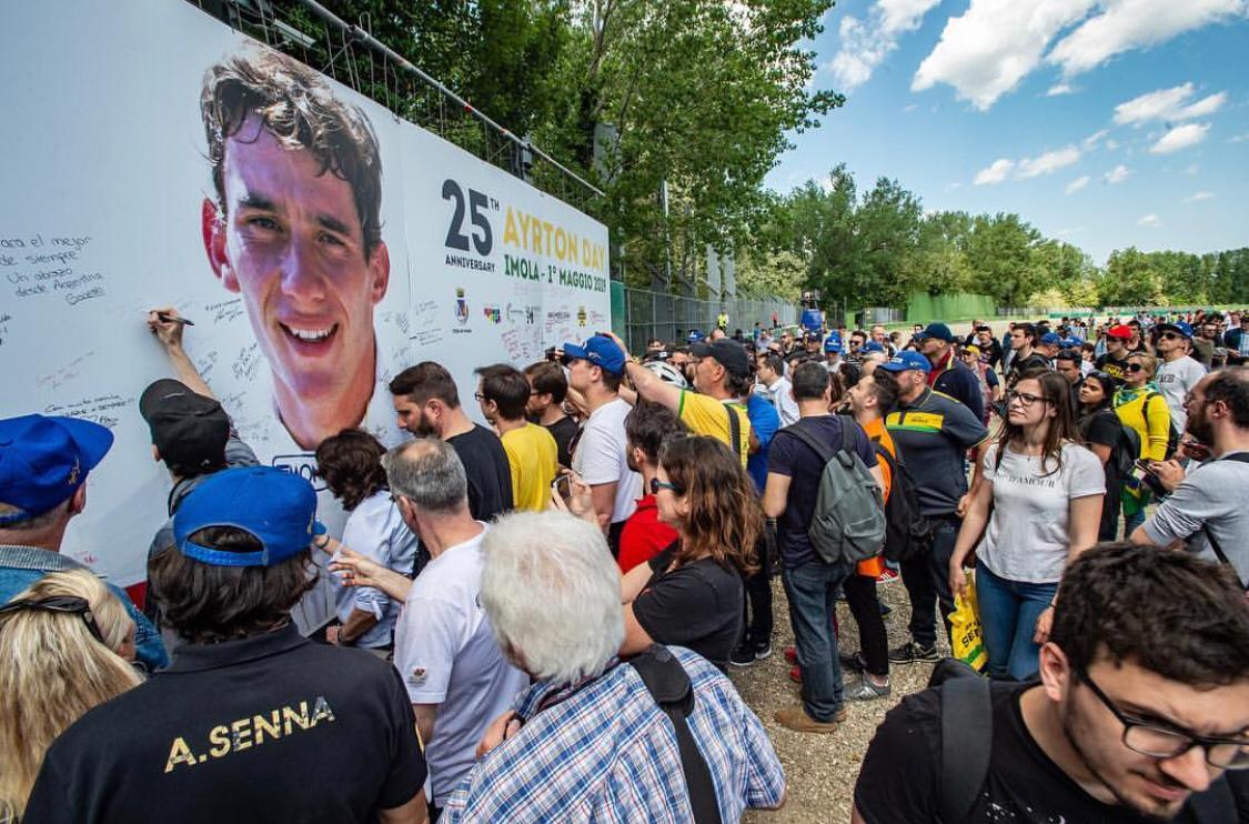 Pessoas do mundo todo se declaram para Senna no Autódromo de Ímola (Foto: Divulgação/Autódromo de Ímola)