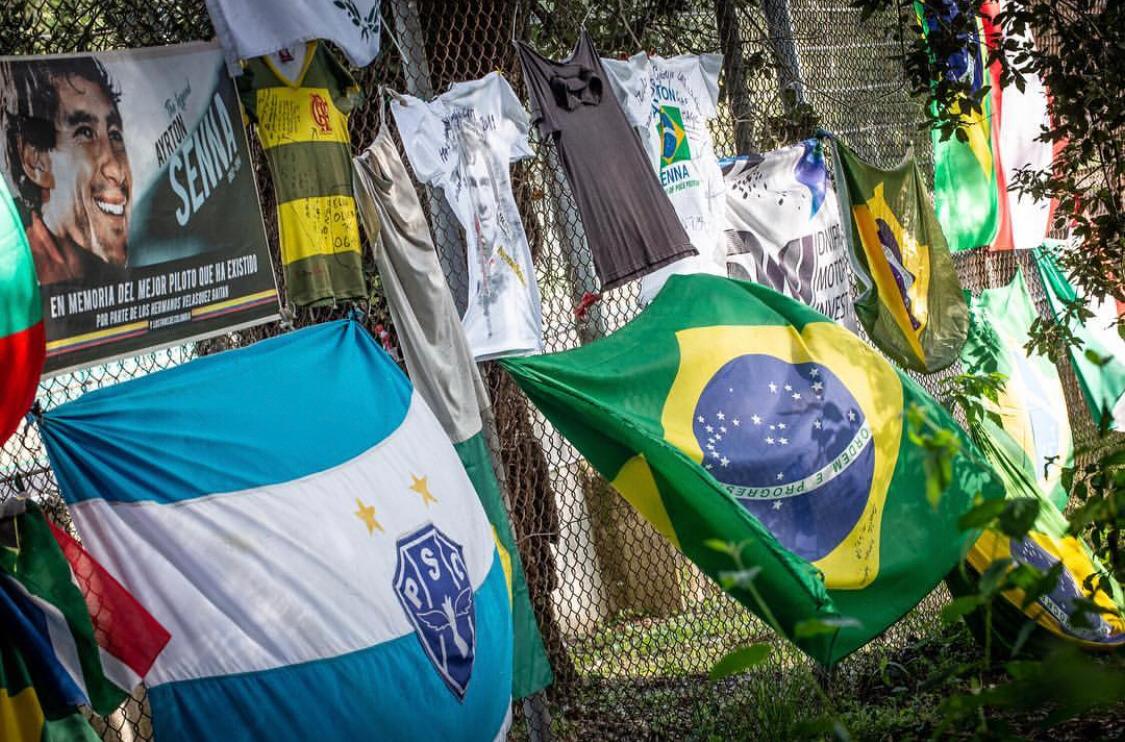 Faz fazem homenagem para Senna em Ímola (Foto: Divulgação/Autódromo de Ímola)