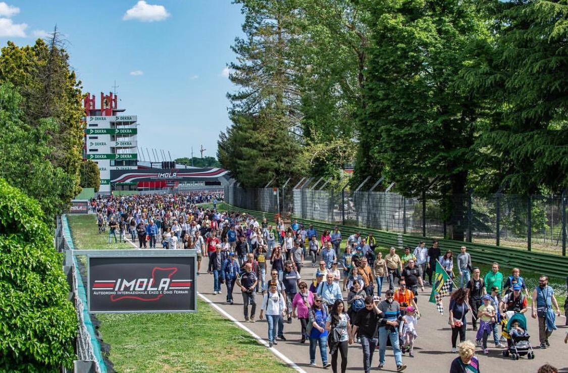 Fãs de Ayrton Senna lotam o Autódromo de Ímola (Foto: Divulgação/Autódromo de Ímola)