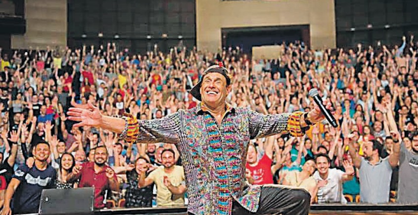 O rei do Glu Glu conta novas histórias no espetáculo "Sérgio Mallandro - O Errado que Deu Certo" (Foto: Divulgação)