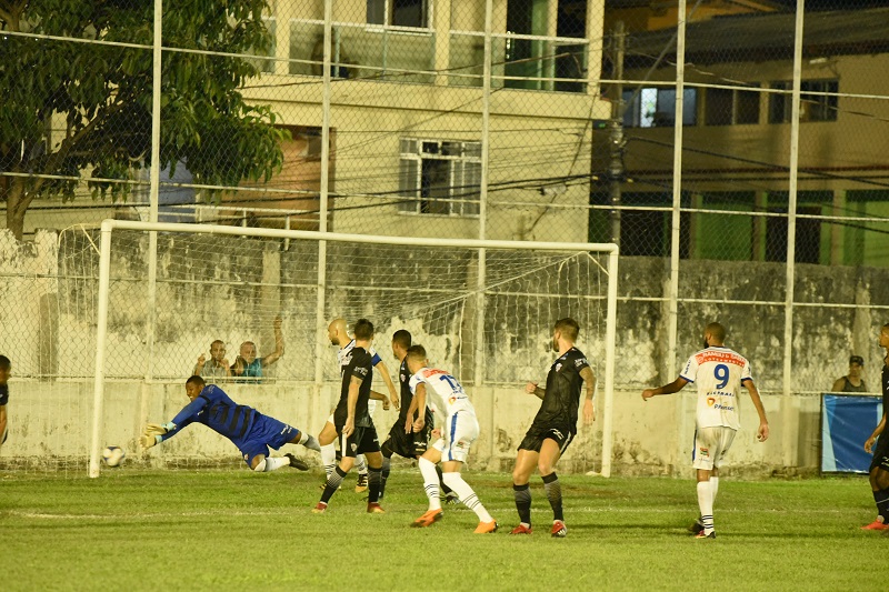 O goleiro Walter salva o Serra com bela defesa na partida contra a URT (Foto: Beto Morais/AT)