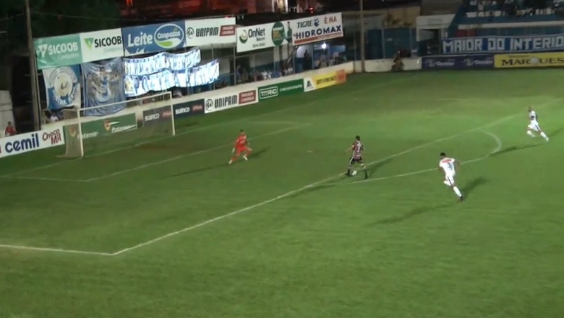 O atacante Tony desperdiçou a grande chance do jogo, cara a cara com o goleiro Arthur, ainda no primeiro tempo (Foto: Reprodução/CBF TV)