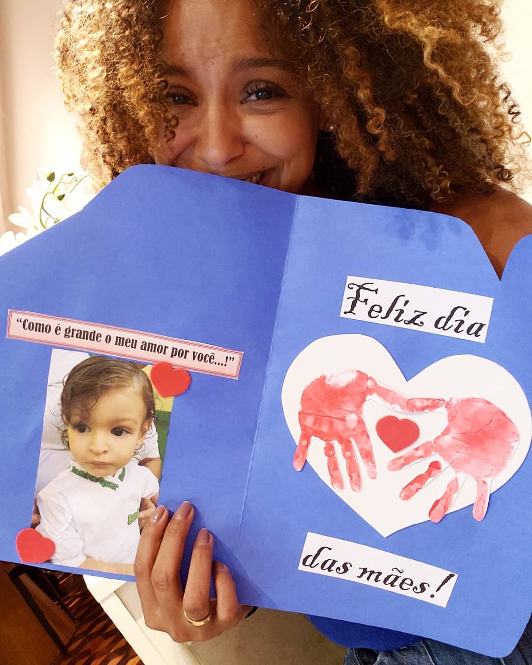 "Estou arrasada", afirmou a atriz chorando em um vídeo postado no Instagram. (Foto: Reprodução/Instagram/@sheronmenezzes Verificado)