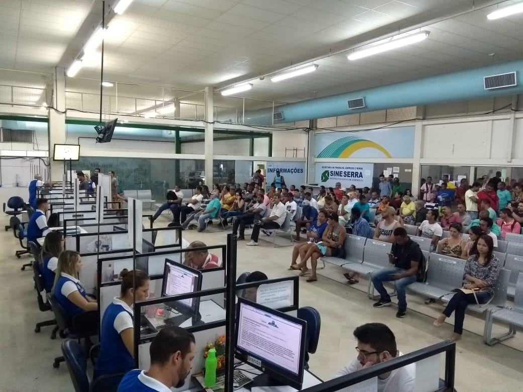 Candidatos à vagas oferecidas em Sine da Serra (Foto: Thiago Coutinho/AT)