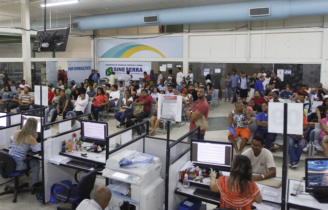 Movimentação na agência do Sine da Serra (Foto: Thiago Coutinho/AT)