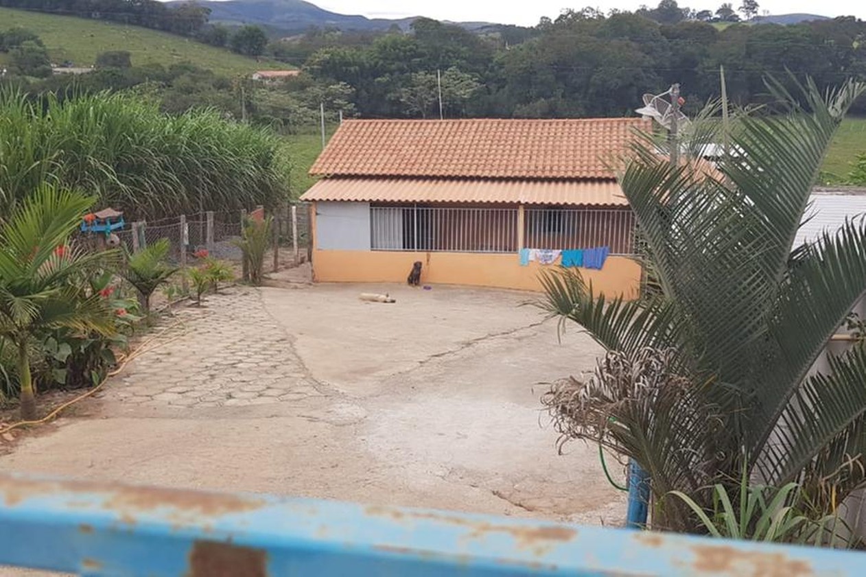Casal usava cachorro para espantar criminosos em sítio (Foto: Polícia Militar do Meio Ambiente)