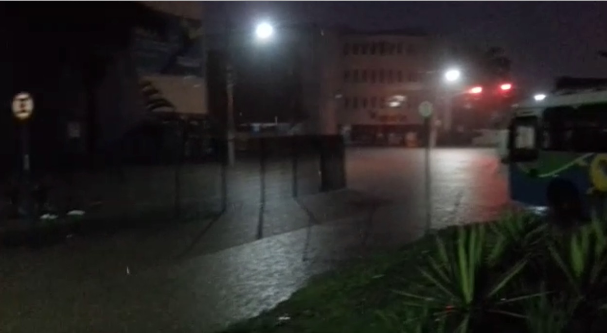 Terminal de Vila Velha não está funcionando por causa das fortes chuvas que atingem a Grande Vitória (Foto: Reprodução)