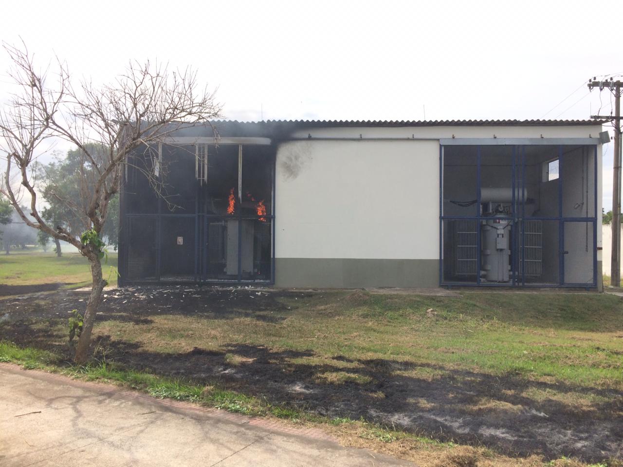 Bombeiros foram acionados e fizeram o combate ao fogo que atingiu uma subestação de energia (Foto: Leone Iglesias)